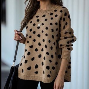 Black spots rounded split hem knit sweater